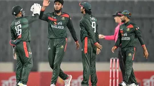 Jugadores de Bangladesh celebrando un wicket durante partido