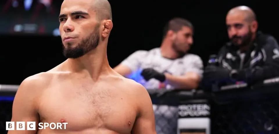 Luchador preparado en la jaula de MMA