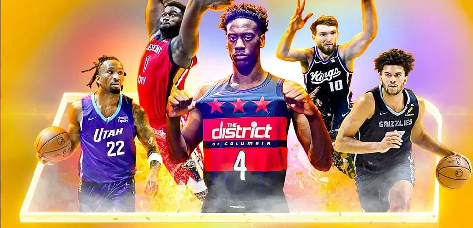 Jugadores de baloncesto en acción con sus equipos