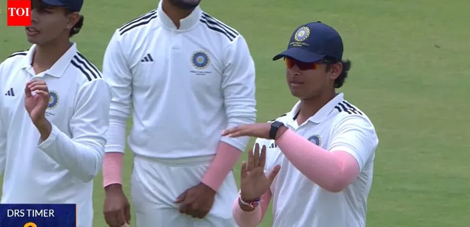 Jugadores de cricket discutiendo en el campo