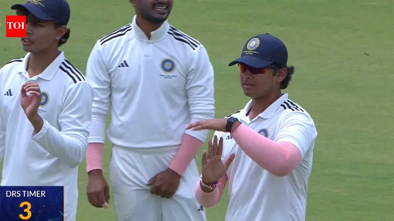 Jugadores de cricket discutiendo en el campo