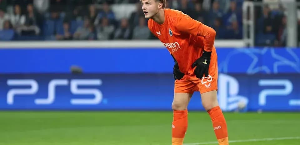 Portero en acción durante partido de fútbol
