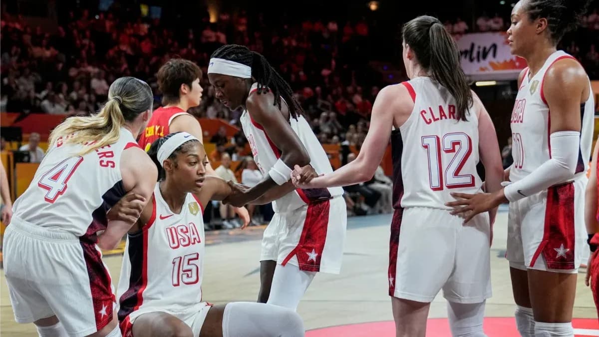 Jugadoras de baloncesto de USA apoyando a compañera Jugadoras de baloncesto de USA apoyando a compañera