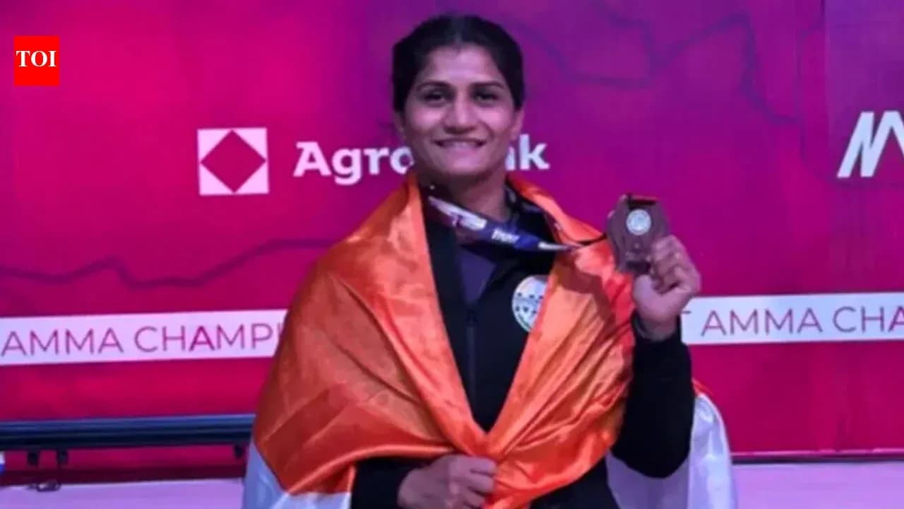 Atleta con medalla en campeonato, envuelta en bandera Atleta con medalla en campeonato, envuelta en bandera