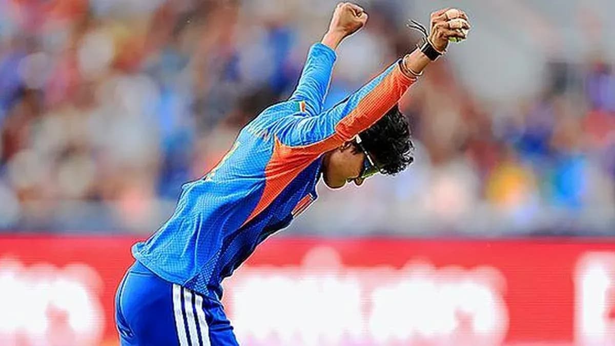 Jugador celebrando tras una gran jugada en cricket Jugador celebrando tras una gran jugada en cricket