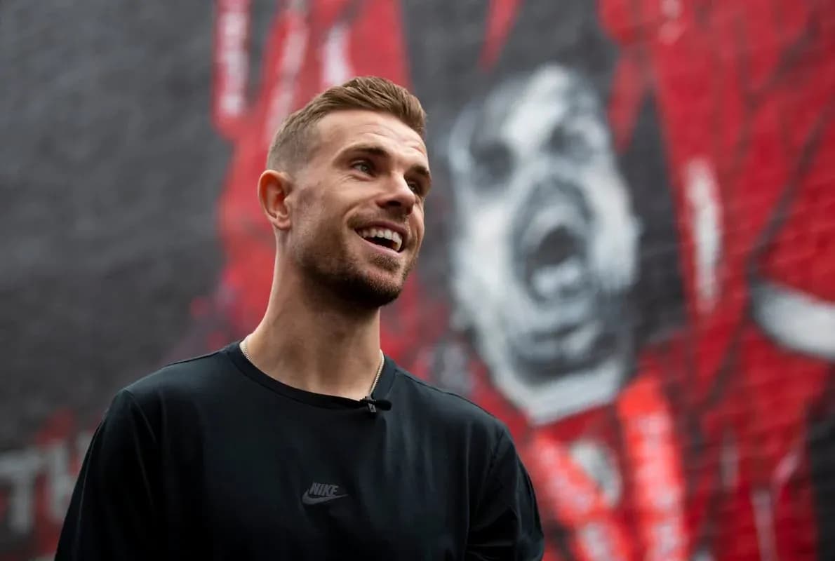 Jugador sonriendo frente a un mural en la pared Jugador sonriendo frente a un mural en la pared