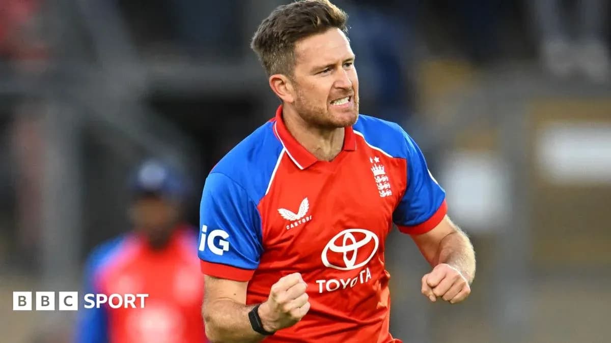 Jugador de cricket de Inglaterra celebrando un wicket Jugador de cricket de Inglaterra celebrando un wicket