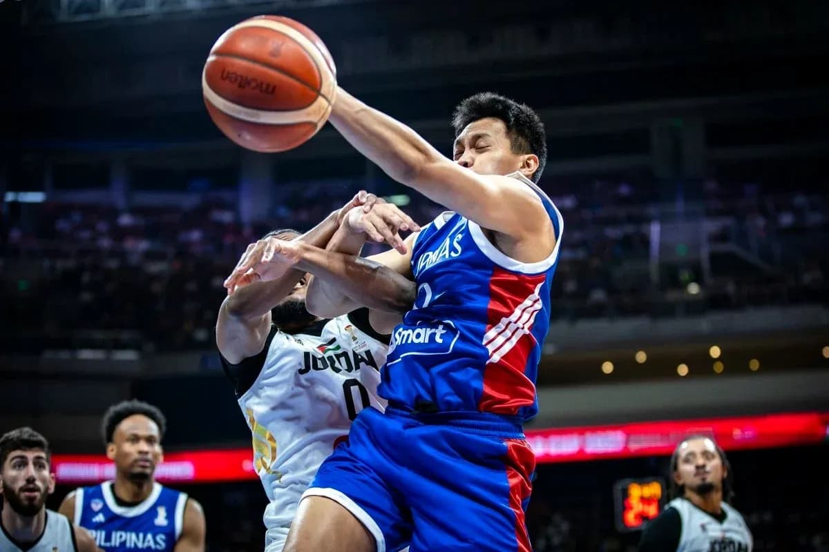 Jugador en acción con balón en partido de baloncesto Jugador en acción con balón en partido de baloncesto