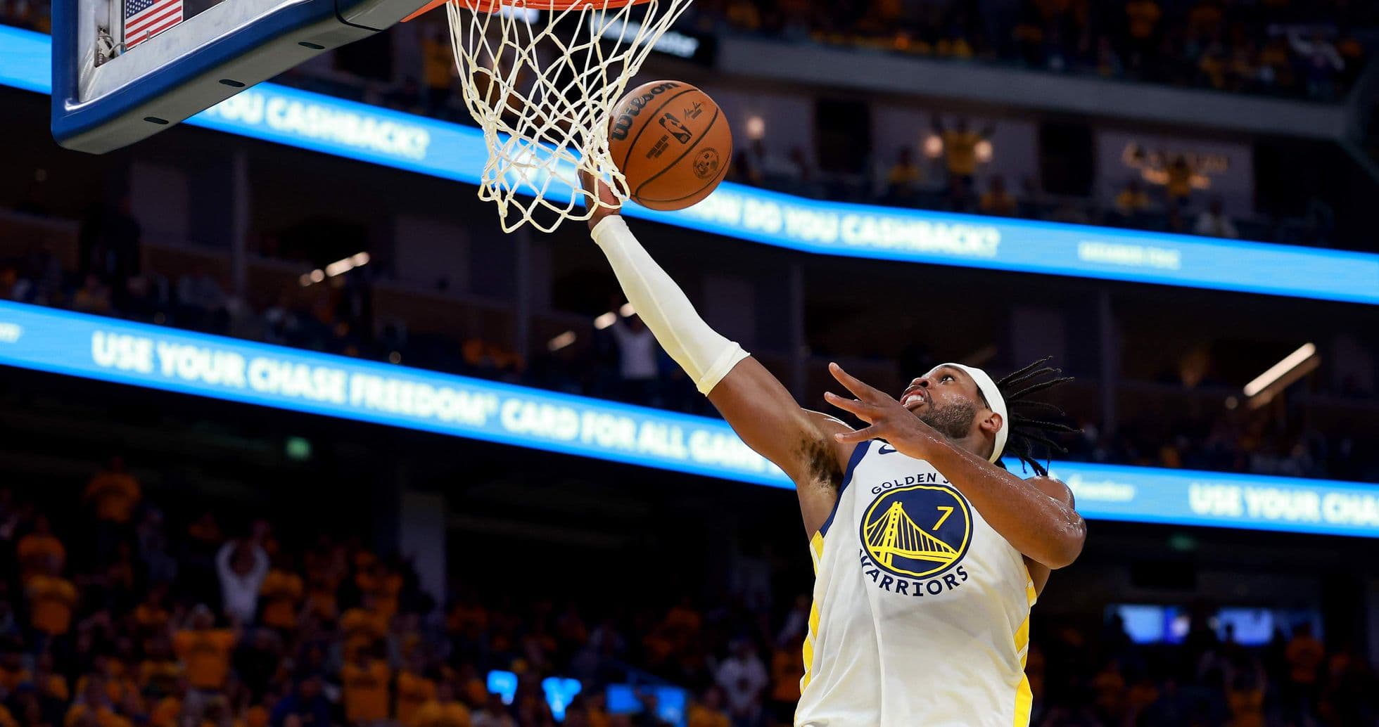 Jugador de los Golden Warriors anotando en la canasta Jugador de los Golden Warriors anotando en la canasta
