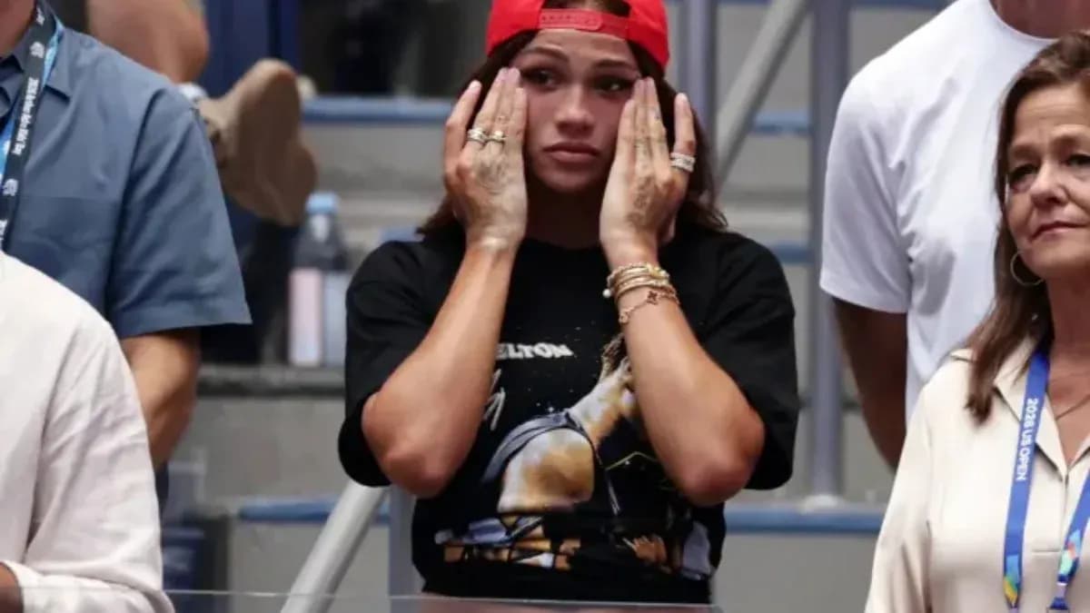 Mujer con gorra preocupada en evento deportivo Mujer con gorra preocupada en evento deportivo