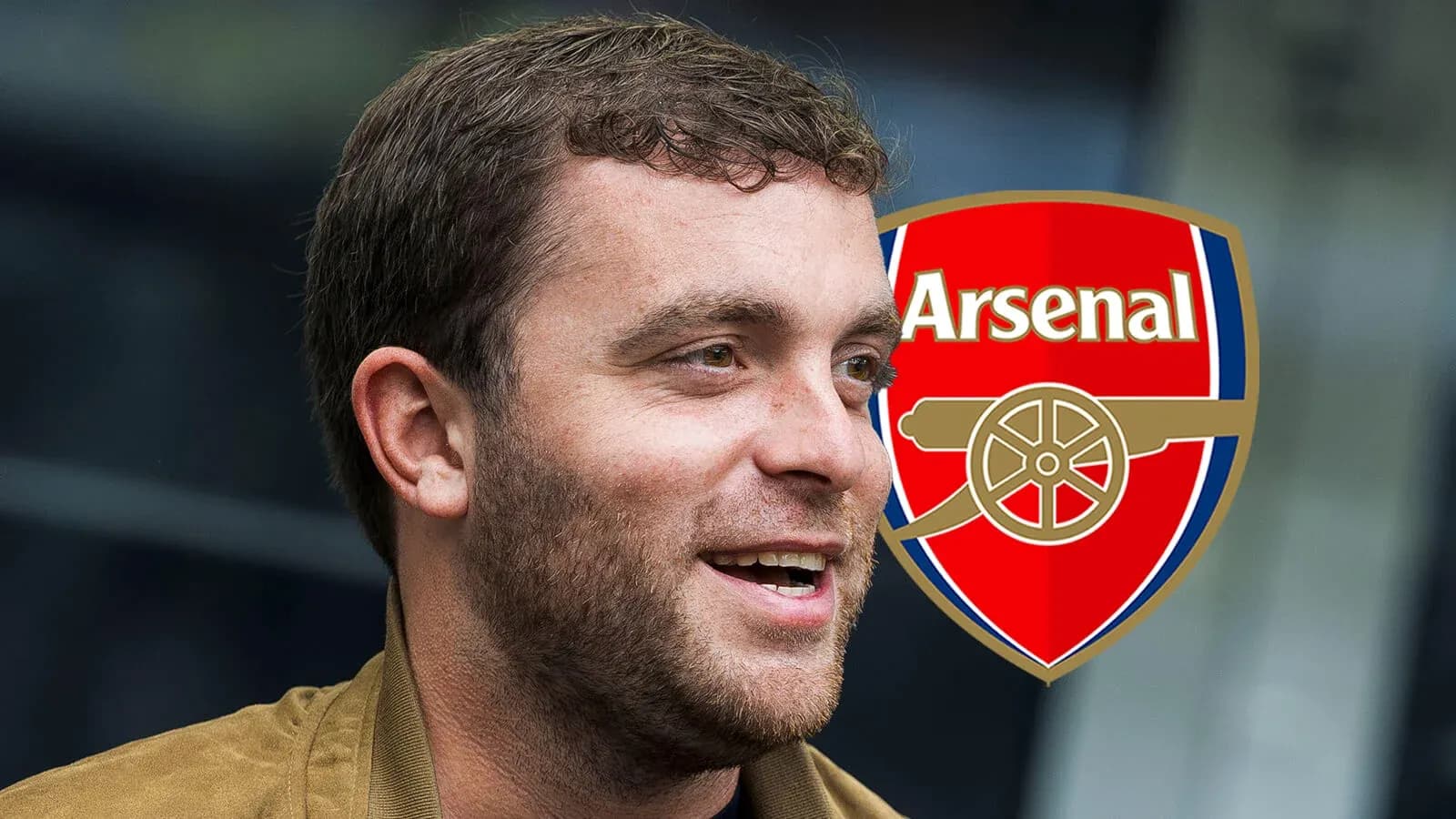 Persona sonriendo junto al escudo del Arsenal Persona sonriendo junto al escudo del Arsenal