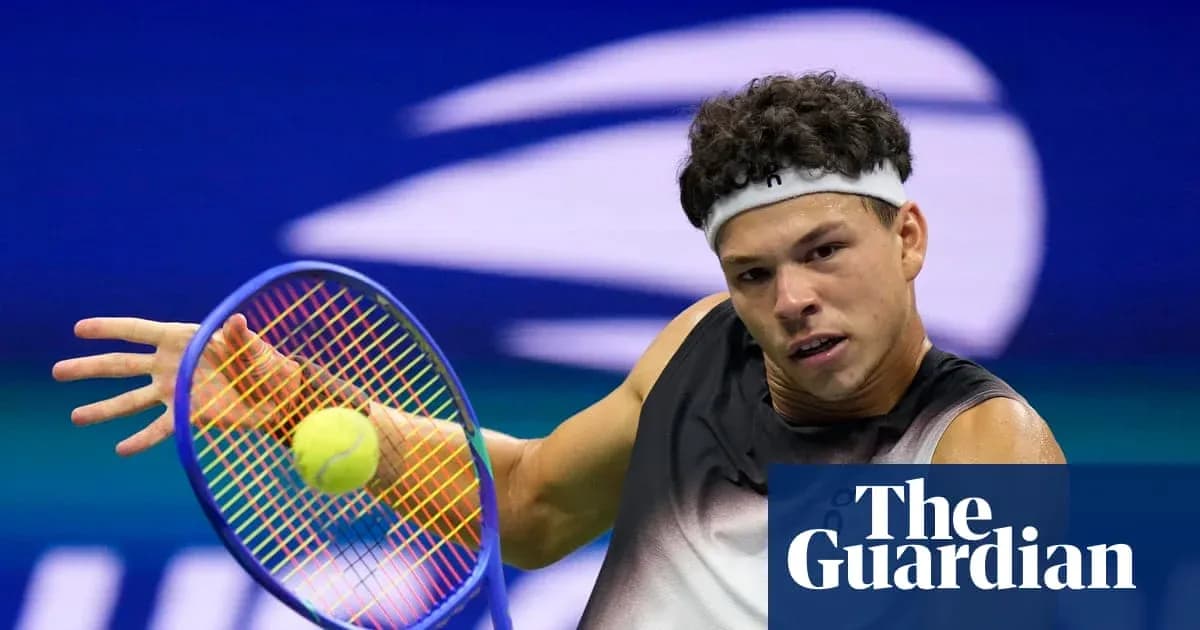 Jugador de tenis golpeando una pelota en el torneo Jugador de tenis golpeando una pelota en el torneo
