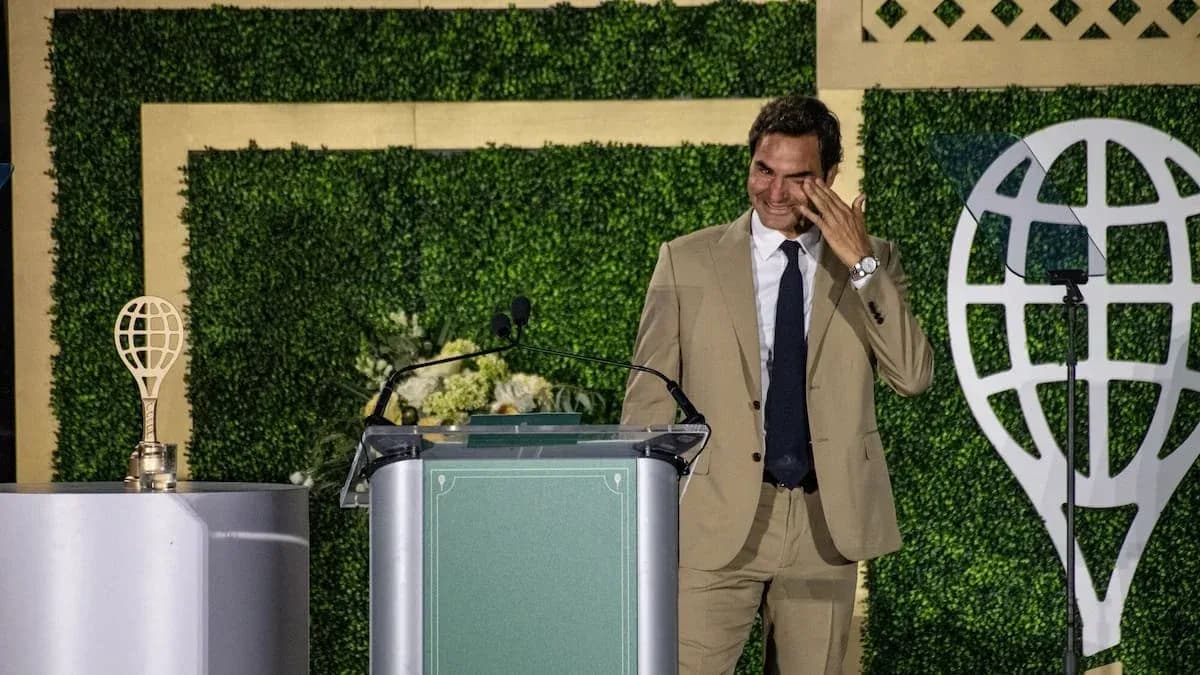 Roger Federer en el escenario durante ceremonia de premiación Roger Federer en el escenario durante ceremonia de premiación