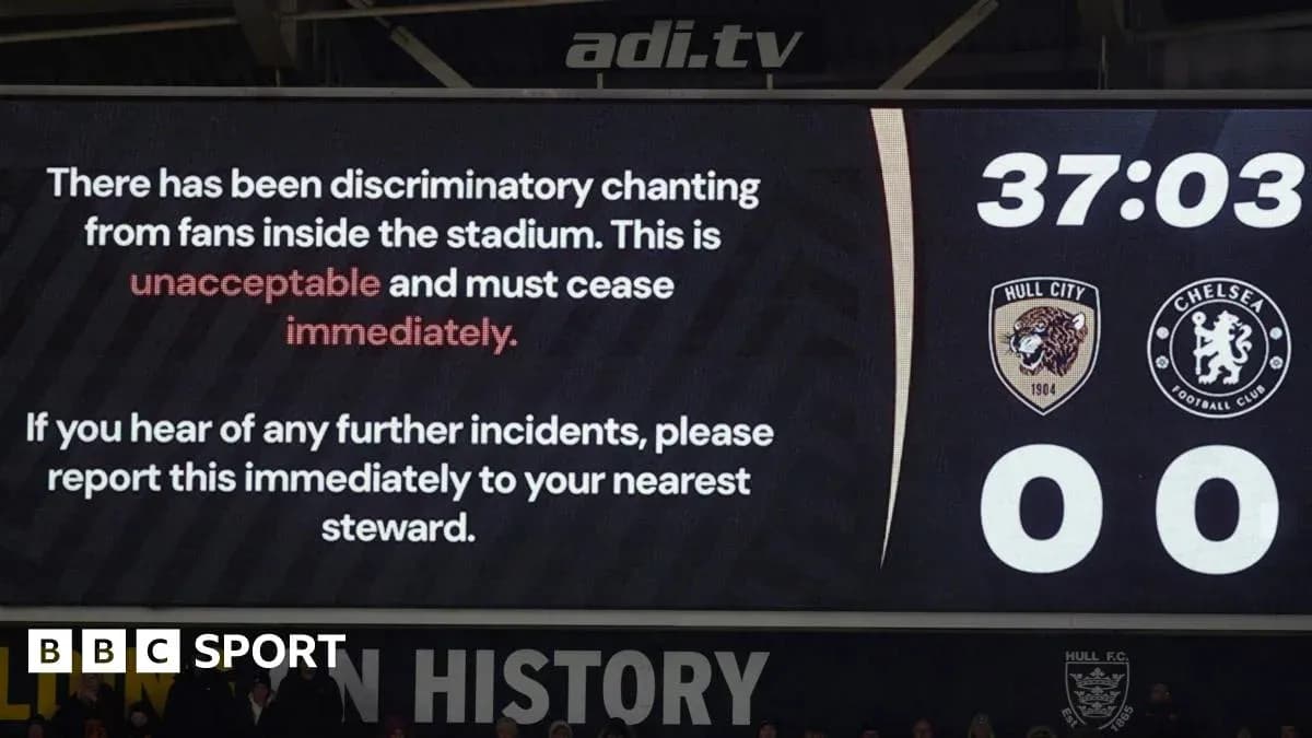 Pantalla de estadio informando sobre cánticos discriminatorios Pantalla de estadio informando sobre cánticos discriminatorios