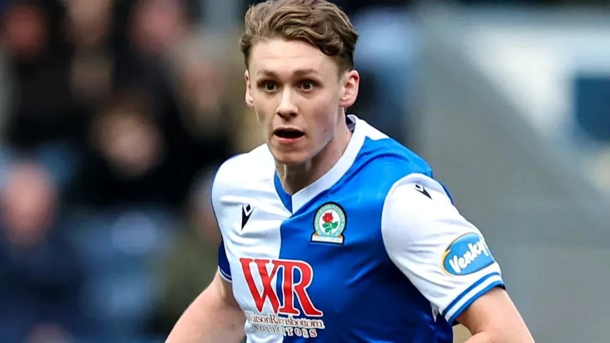 Jugador de Blackburn Rovers corriendo durante el partido Jugador de Blackburn Rovers corriendo durante el partido