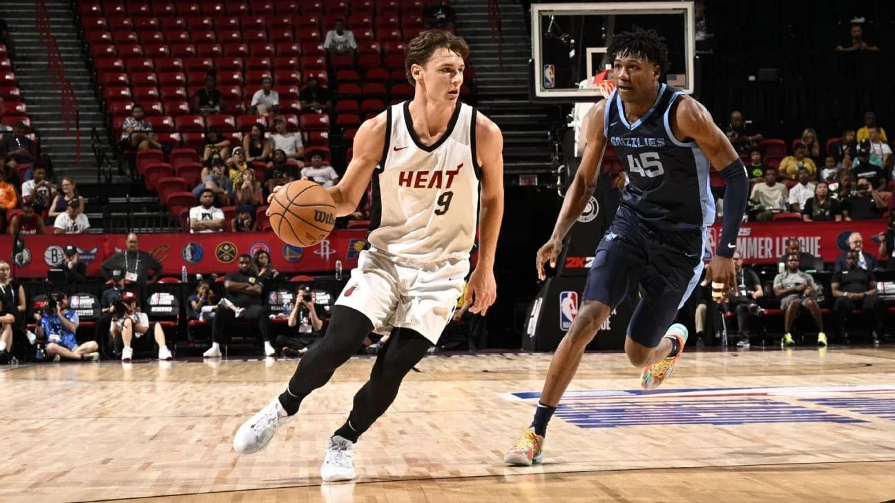 Jugador de Miami Heat driblando frente a defensor Jugador de Miami Heat driblando frente a defensor