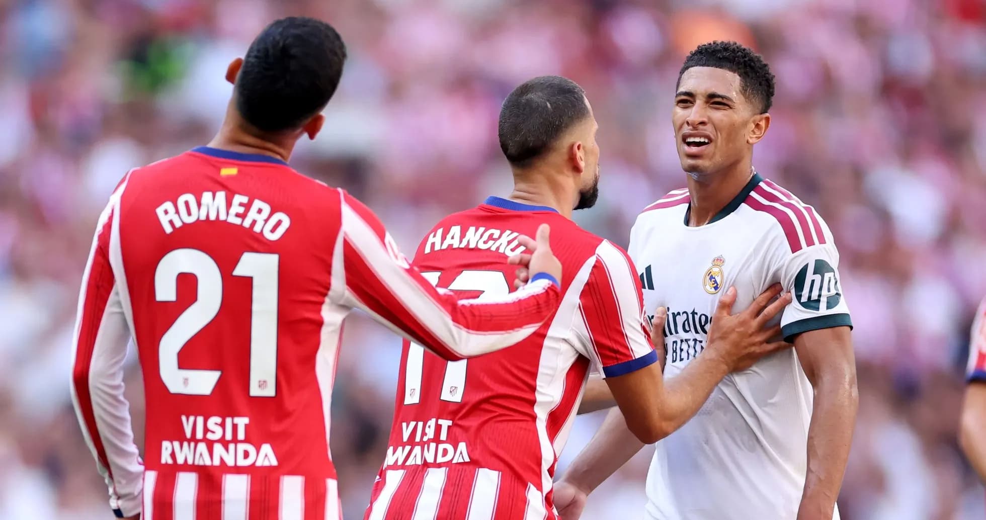 Jugadores de Atlético y Real Madrid en confrontación Jugadores de Atlético y Real Madrid en confrontación
