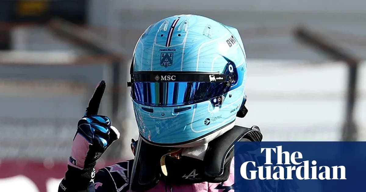 Piloto de Fórmula 1 con casco levantando un dedo Piloto de Fórmula 1 con casco levantando un dedo