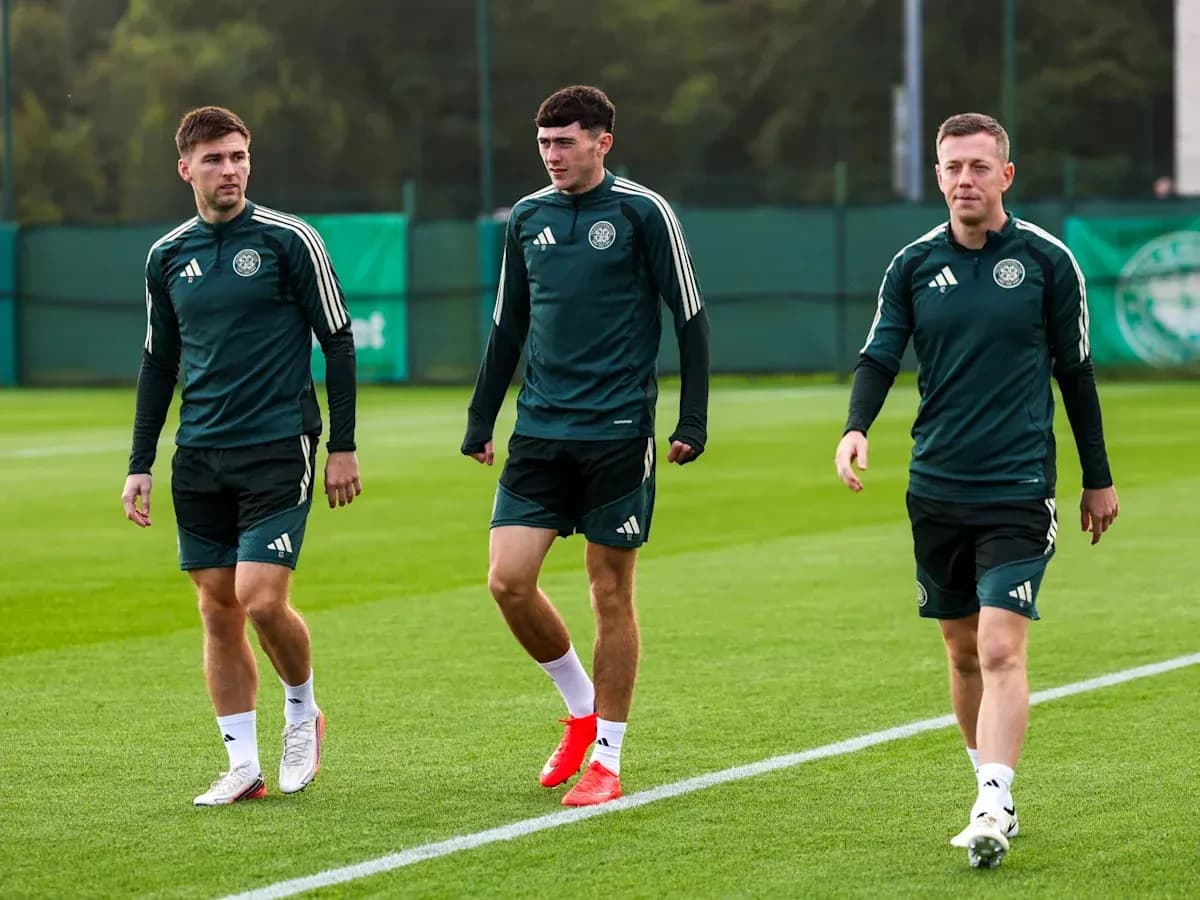Tres jugadores caminando en el campo de entrenamiento Tres jugadores caminando en el campo de entrenamiento