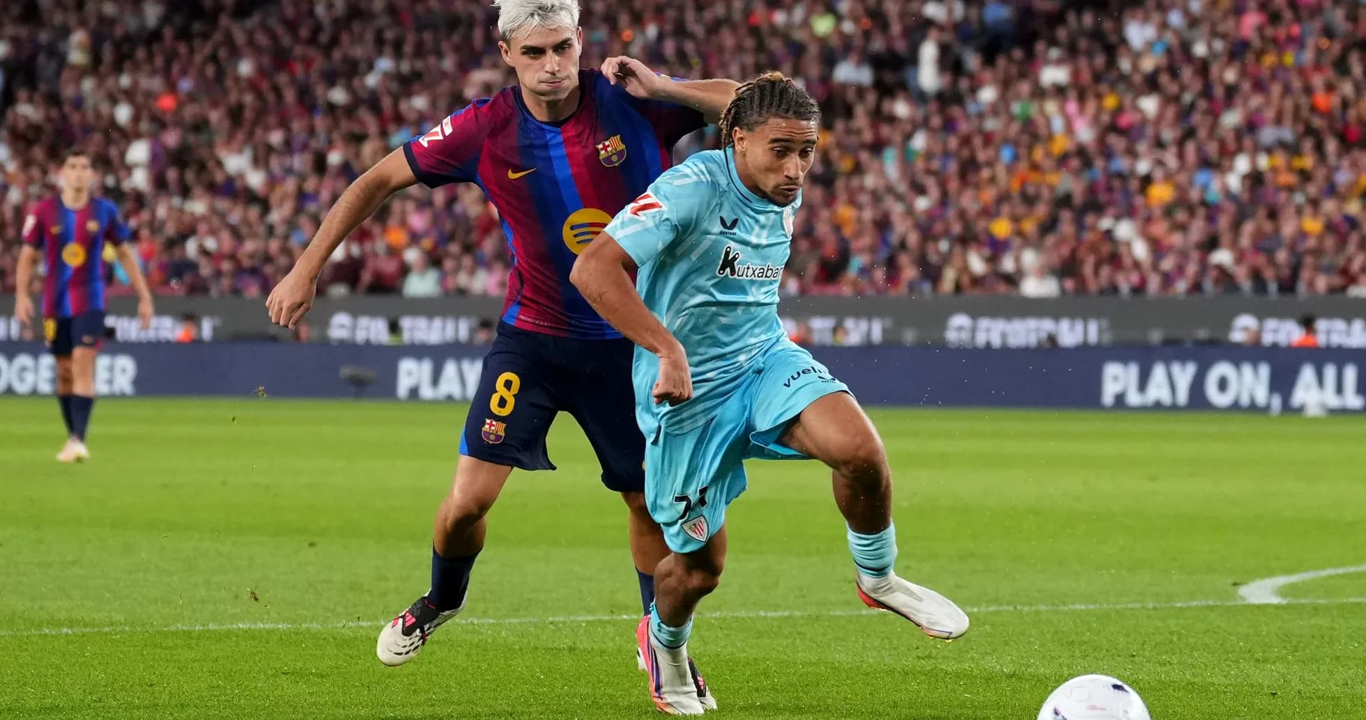 Jugador de Barcelona persigue a oponente del Athletic Club Jugador de Barcelona persigue a oponente del Athletic Club