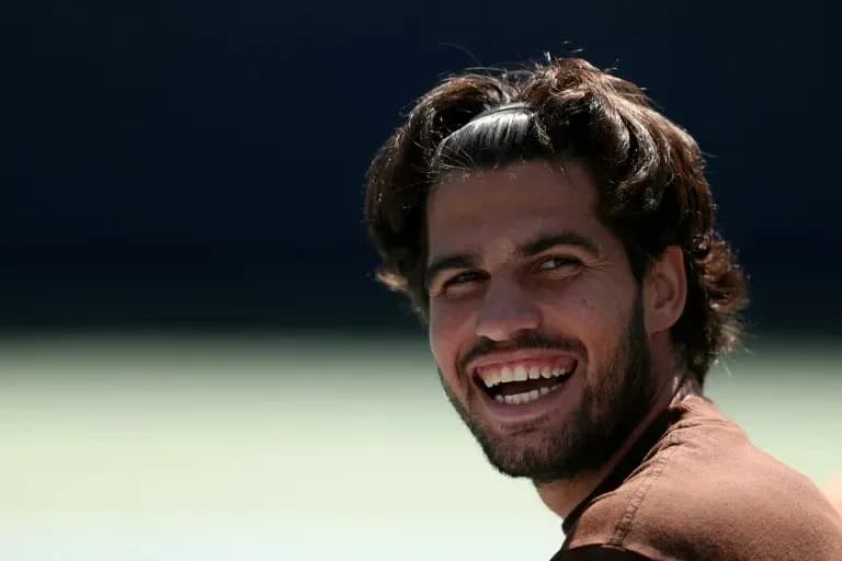 Jugador sonriente en la cancha de tenis Jugador sonriente en la cancha de tenis