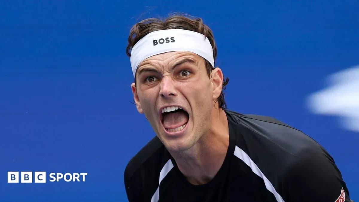 Jugador de tenis gritando durante un partido Jugador de tenis gritando durante un partido