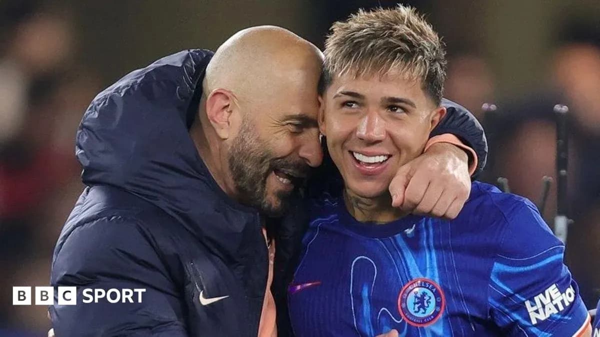 Entrenador y jugador de Chelsea celebrando juntos Entrenador y jugador de Chelsea celebrando juntos