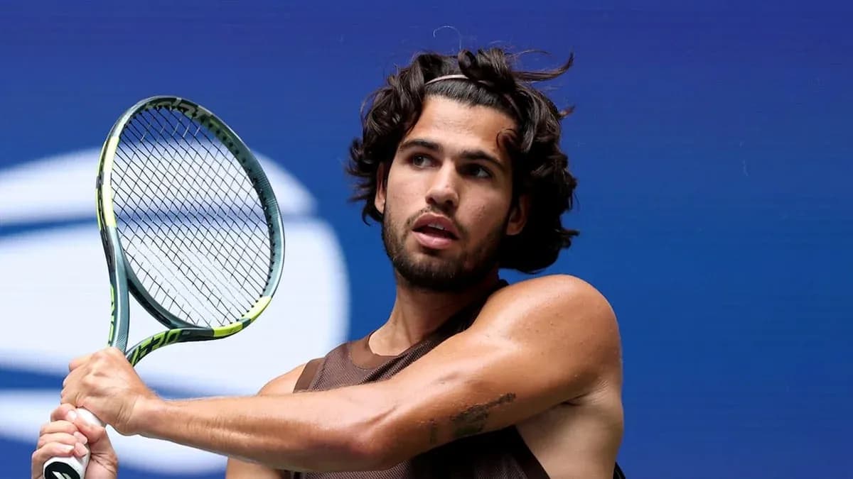 Jugador de tenis preparando un golpe con raqueta Jugador de tenis preparando un golpe con raqueta