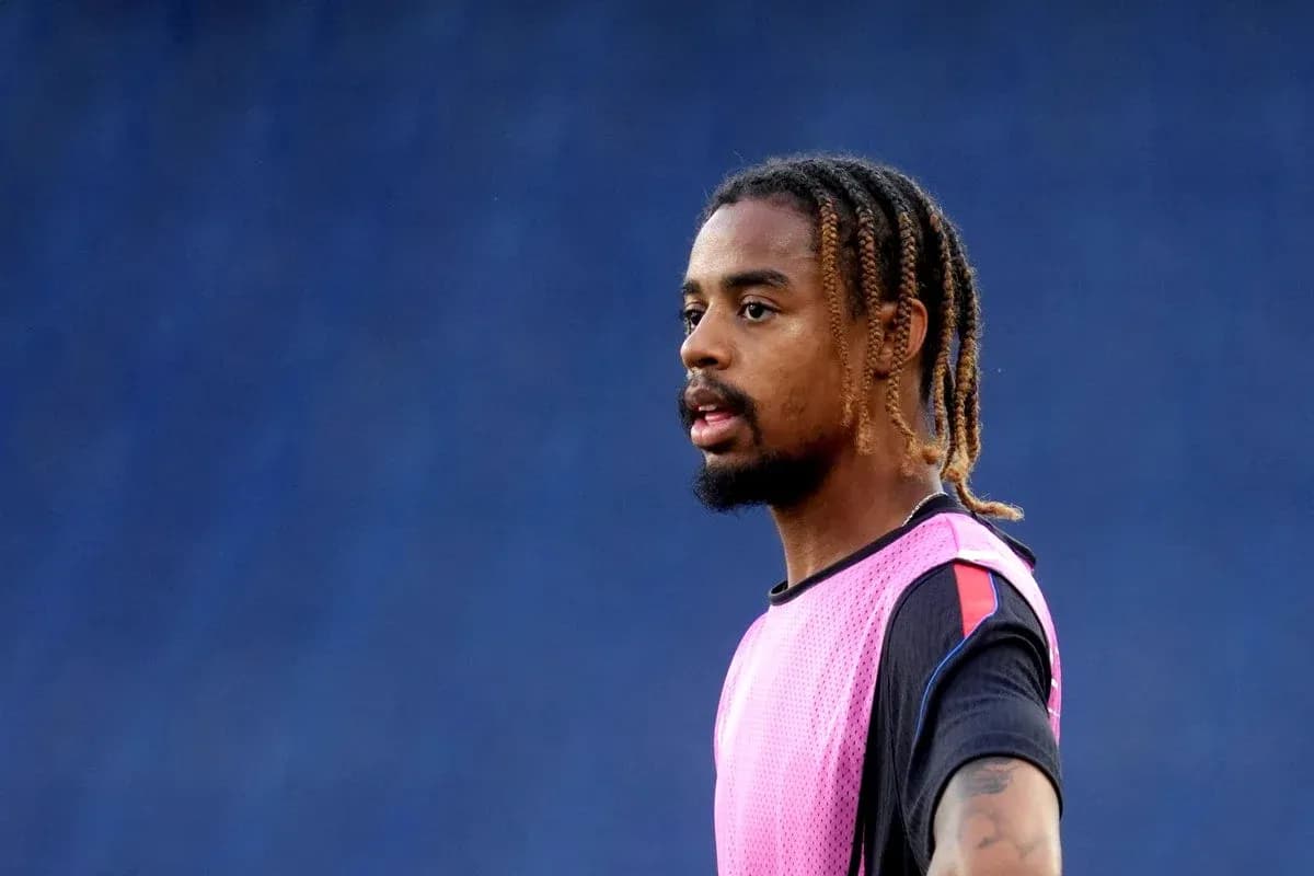 Jugador entrenando con camiseta de calentamiento rosa Jugador entrenando con camiseta de calentamiento rosa