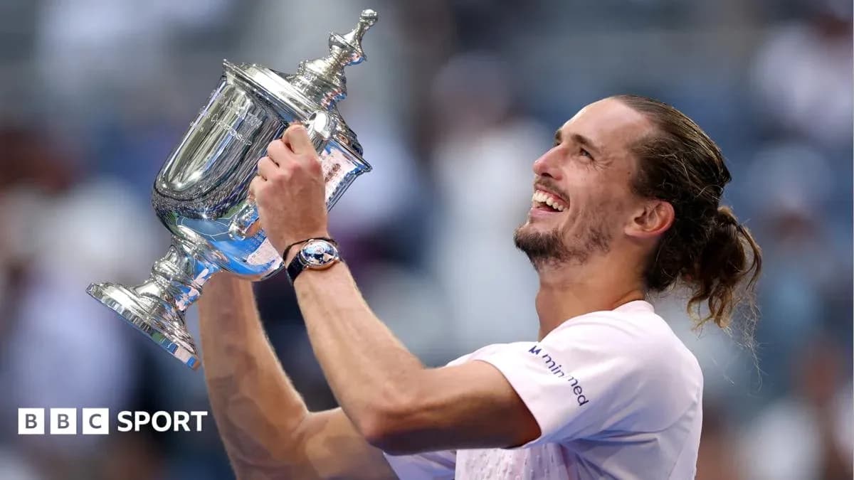 Jugador levantando el trofeo de tenis tras ganar Jugador levantando el trofeo de tenis tras ganar