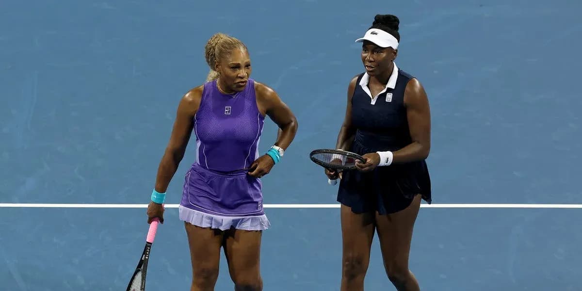 Serena y Venus Williams durante un partido de dobles Serena y Venus Williams durante un partido de dobles