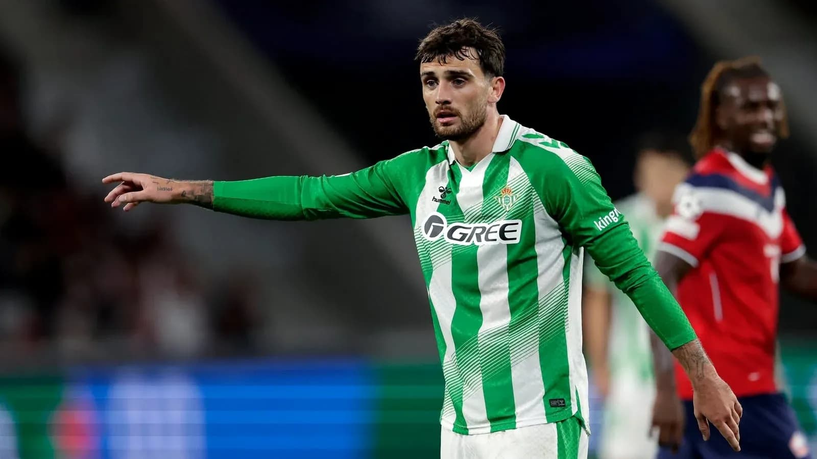 Jugador de Betis gesticulando en el campo de juego Jugador de Betis gesticulando en el campo de juego
