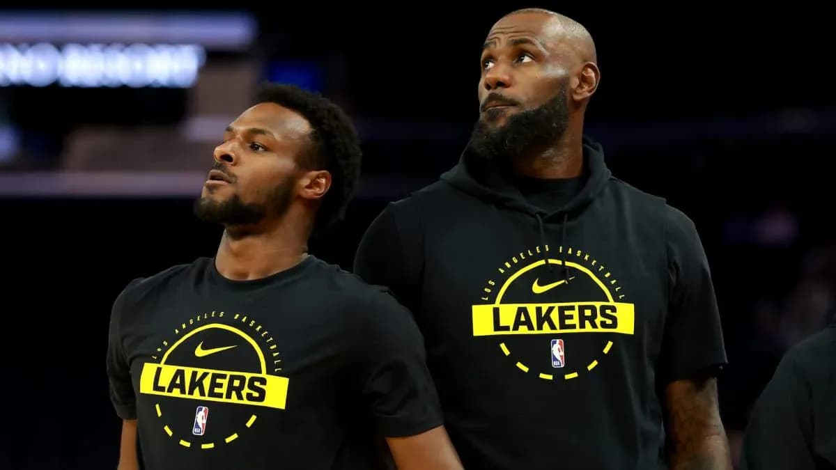 Jugadores de los Lakers en la cancha antes del juego Jugadores de los Lakers en la cancha antes del juego