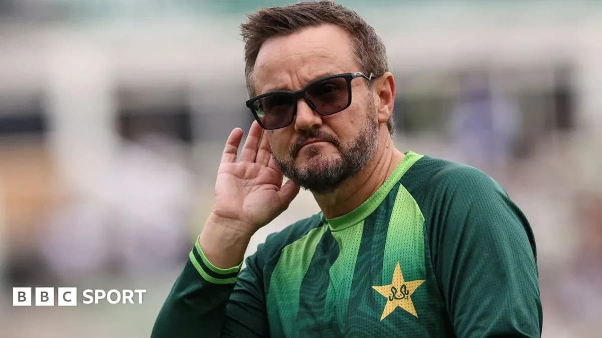 Entrenador de Pakistán escuchando durante la práctica Entrenador de Pakistán escuchando durante la práctica