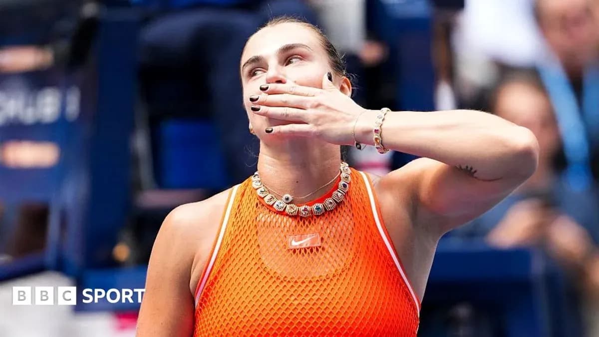 Jugadora de tenis con blusa naranja saludando al público Jugadora de tenis con blusa naranja saludando al público