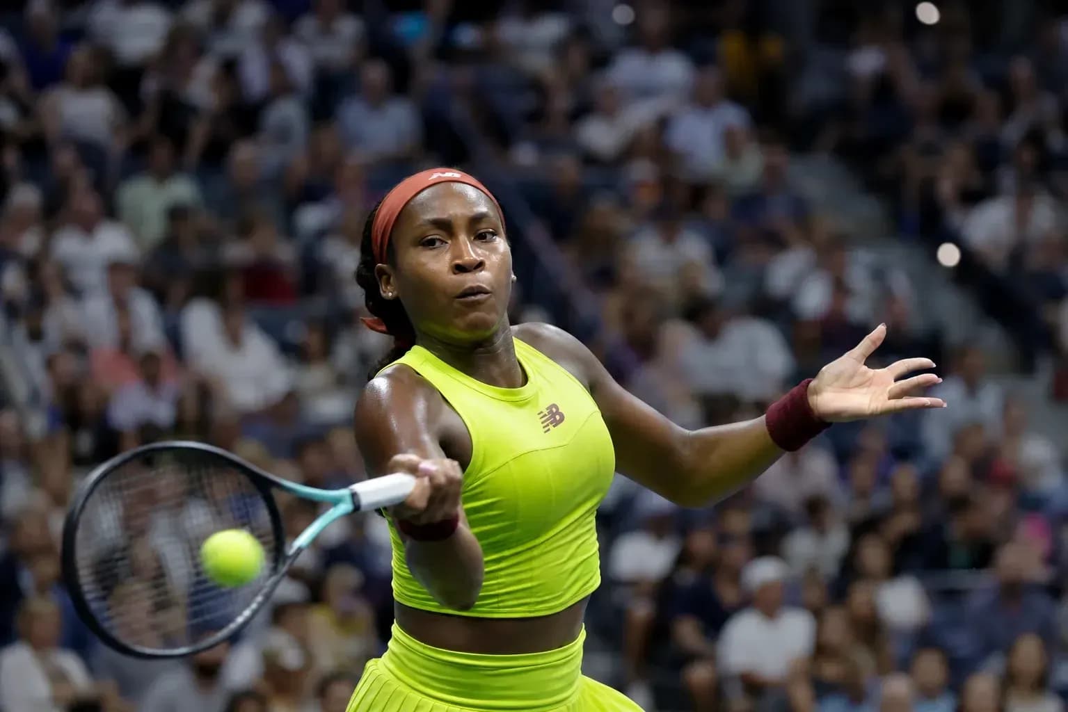 Coco Gauff golpeando la pelota en un partido de tenis Coco Gauff golpeando la pelota en un partido de tenis