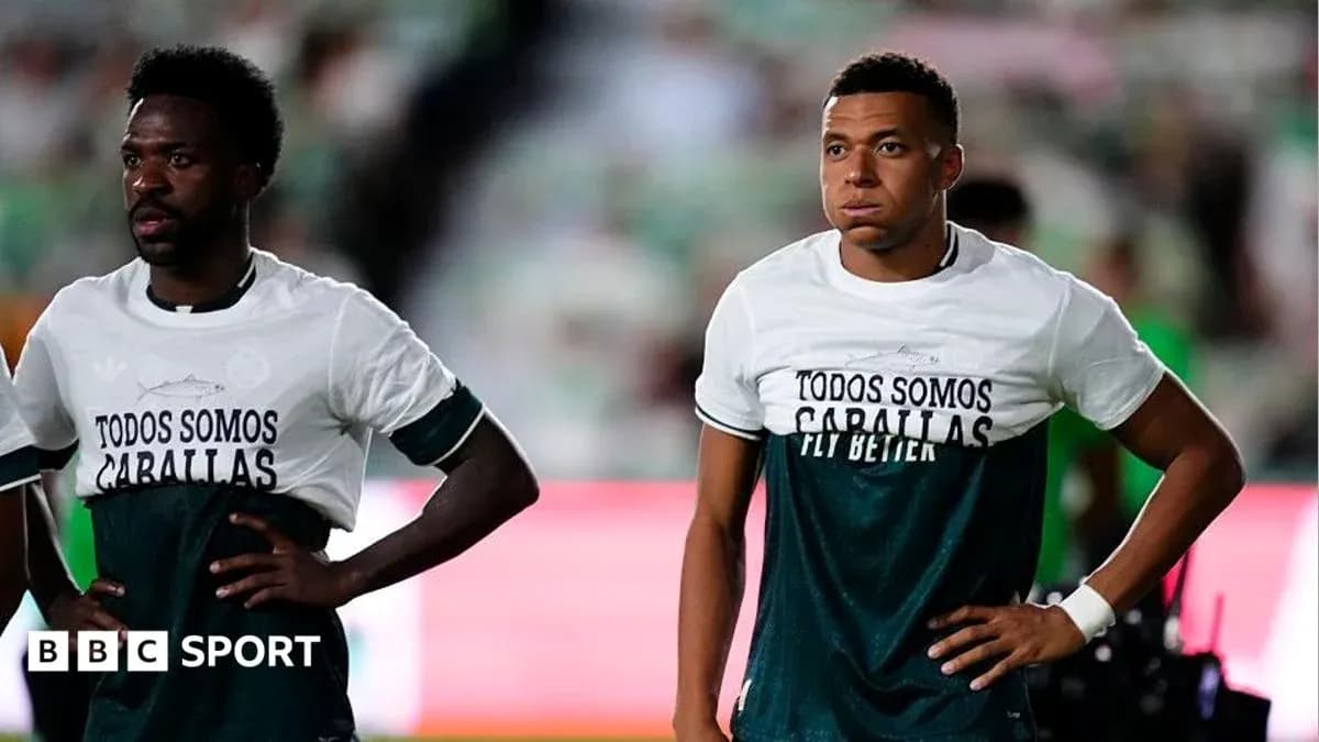 Jugadores en el campo con camisetas de calentamiento Jugadores en el campo con camisetas de calentamiento