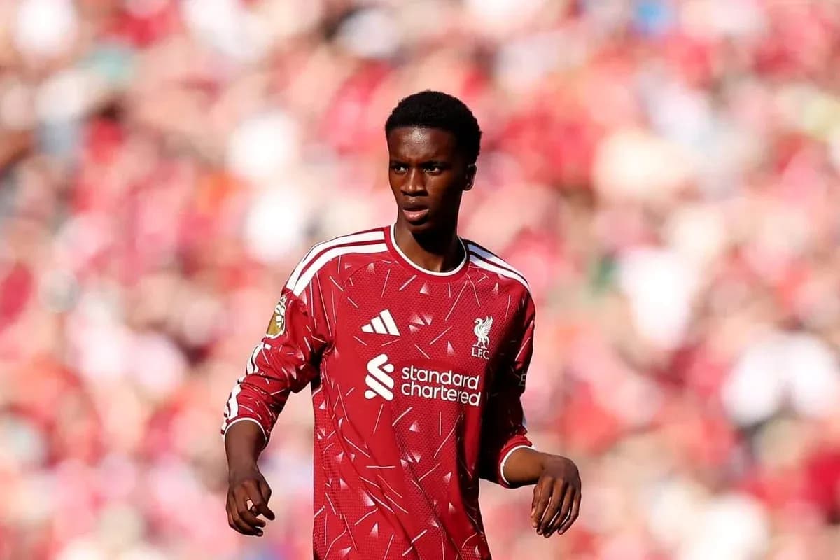 Jugador de Liverpool en uniforme rojo en el campo Jugador de Liverpool en uniforme rojo en el campo