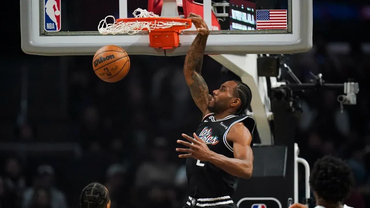 Jugador de los Clippers realizando un mate en el aro Jugador de los Clippers realizando un mate en el aro