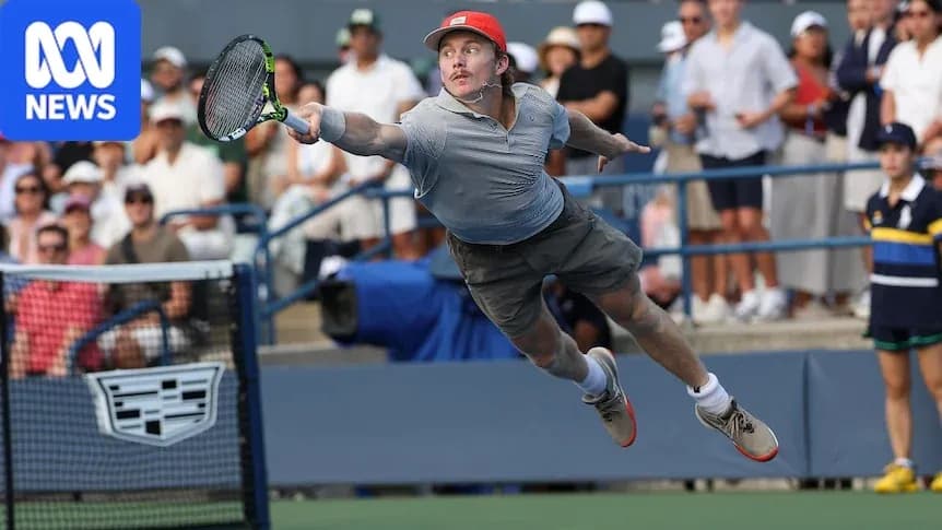 Jugador de tenis saltando para devolver la pelota Jugador de tenis saltando para devolver la pelota