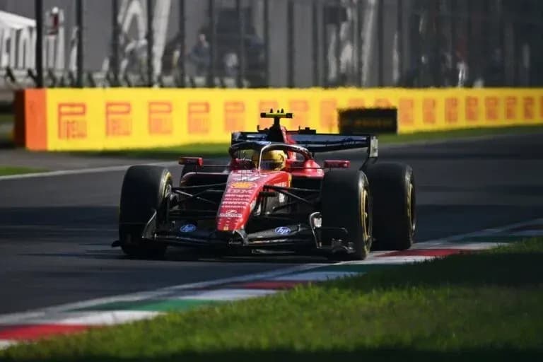 Coche de Fórmula 1 en la pista de Monza Coche de Fórmula 1 en la pista de Monza