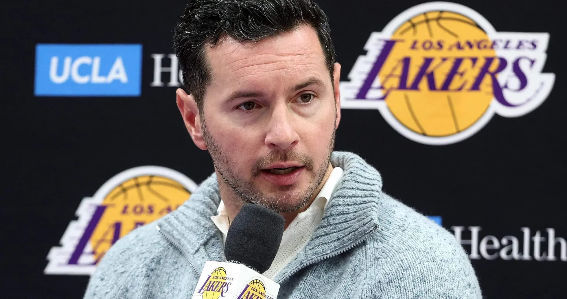 Ejecutivo hablando en conferencia de prensa de Lakers Ejecutivo hablando en conferencia de prensa de Lakers
