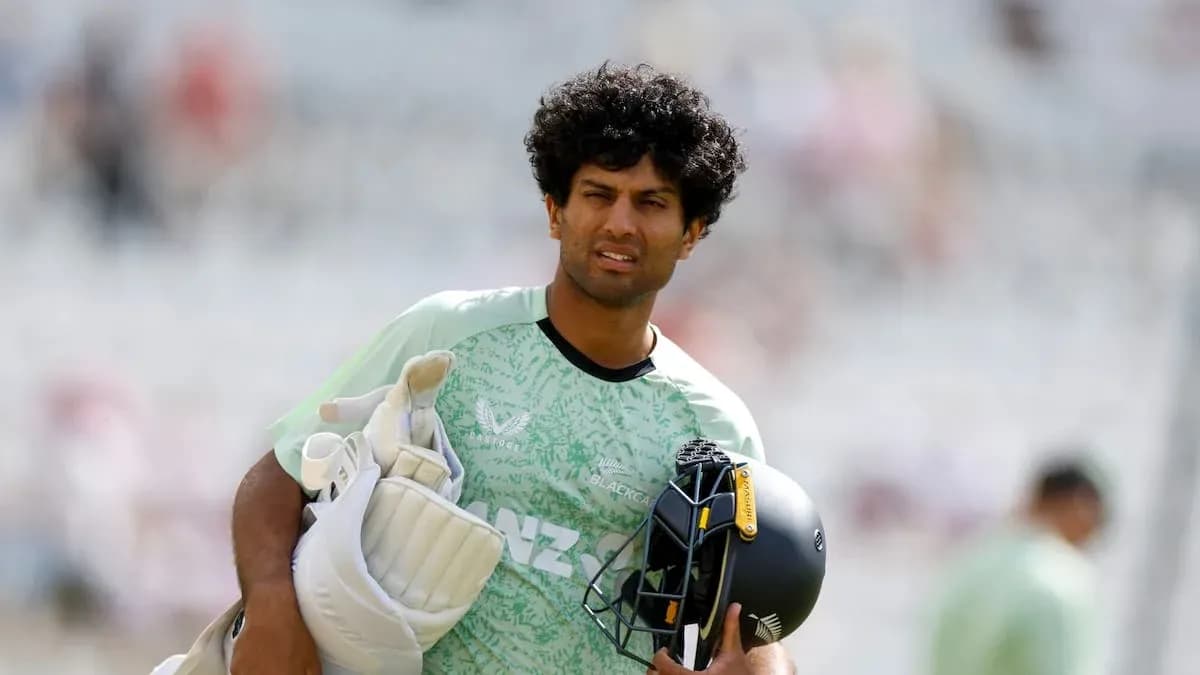Jugador de cricket llevando guantes y casco Jugador de cricket llevando guantes y casco