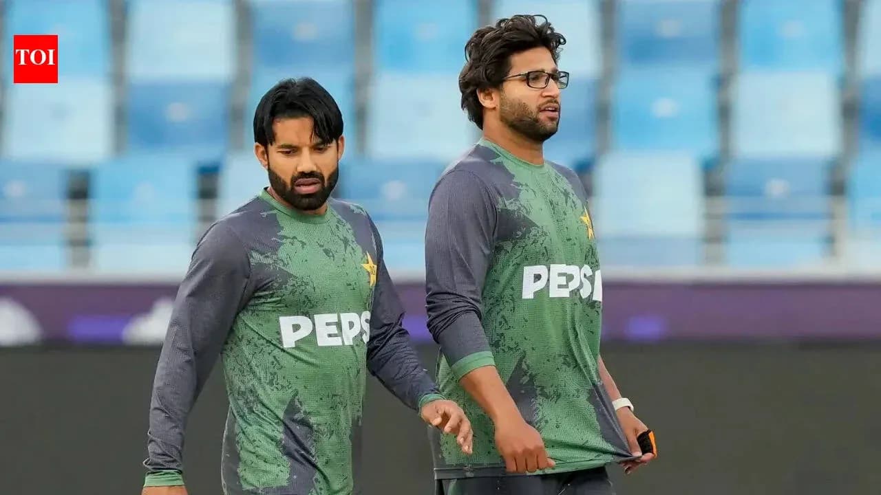 Jugadores de Pakistán caminando en el campo de entrenamiento Jugadores de Pakistán caminando en el campo de entrenamiento