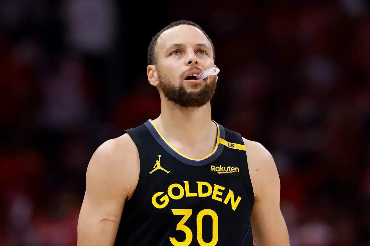 Jugador de baloncesto de Golden State Warriors en acción Jugador de baloncesto de Golden State Warriors en acción