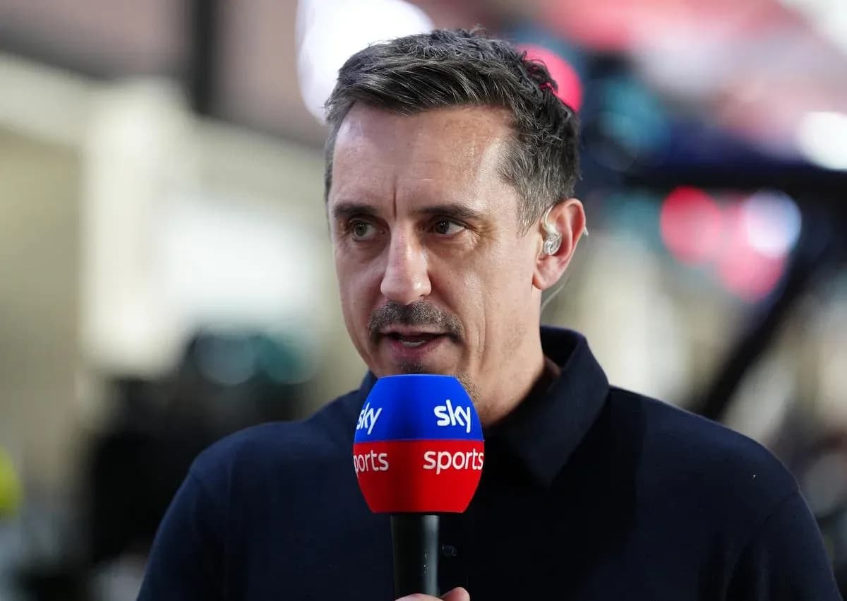 Presentador hablando con micrófono de Sky Sports Presentador hablando con micrófono de Sky Sports