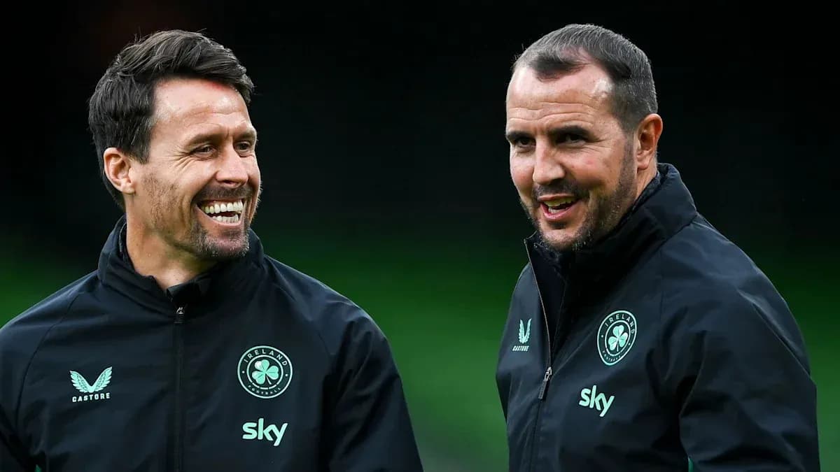 Dos entrenadores conversando durante sesión de entrenamiento Dos entrenadores conversando durante sesión de entrenamiento