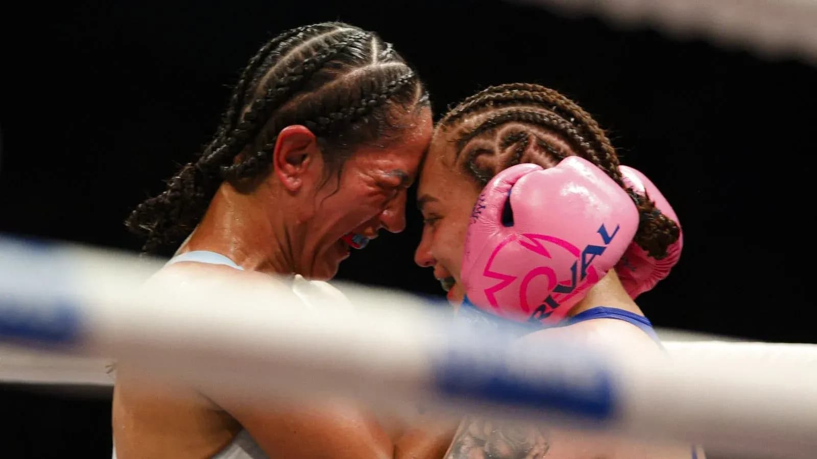 Boxeadoras abrazándose en el ring tras combate Boxeadoras abrazándose en el ring tras combate