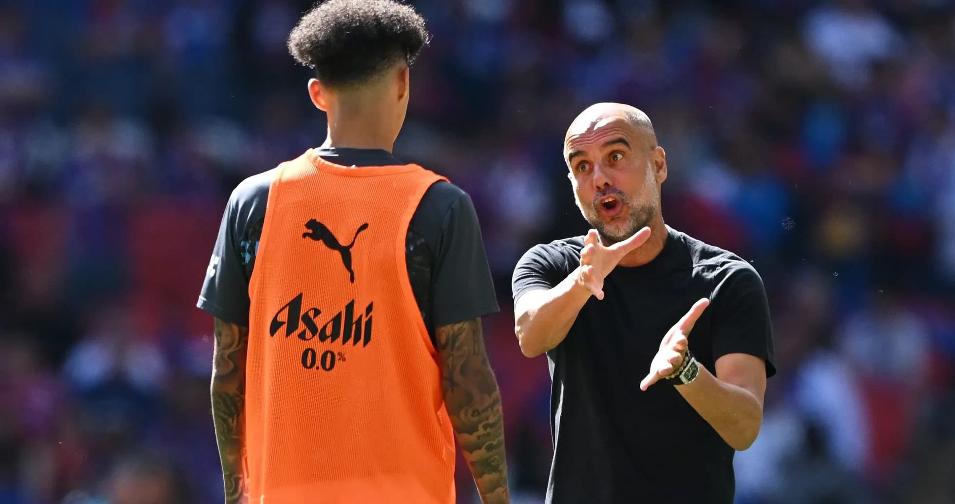 Entrenador hablando con jugador durante calentamiento Entrenador hablando con jugador durante calentamiento