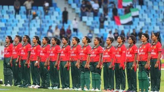 Equipo femenino de críquet de Bangladesh alineado en el campo Equipo femenino de críquet de Bangladesh alineado en el campo